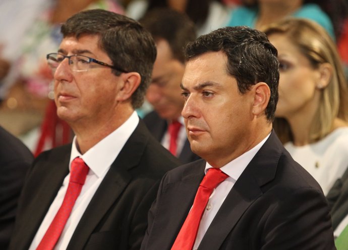 Juan Marín (Cs), a la izquierda, y Juanma Moreno (PP-A), a la derecha