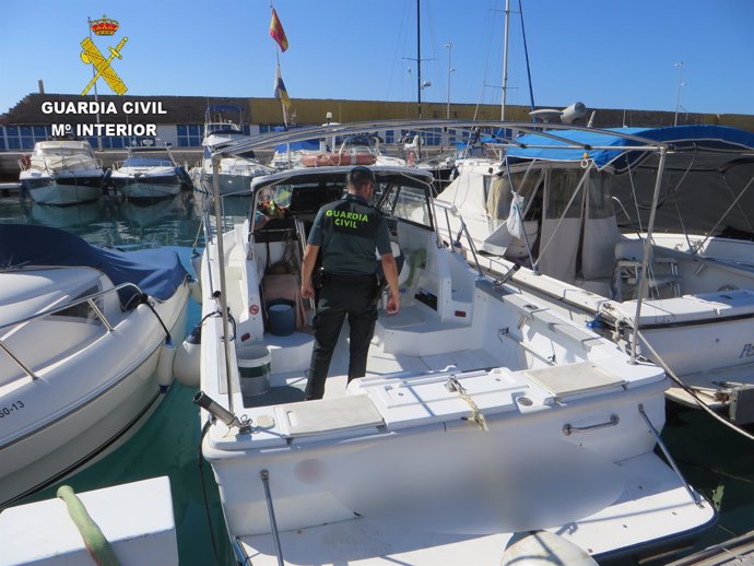 Agente de la Guardia Civil requisando una embarcación en Pasito Blanco