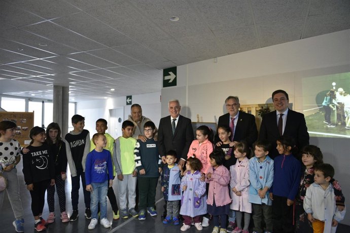 Ceniceros visita el nuevo colegio de Cenicero