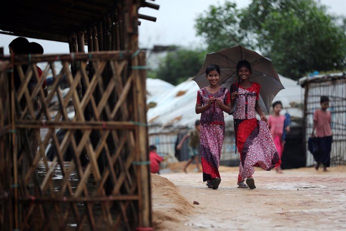 Niñas rohingyas en el campo de refugiados de Kutupalong