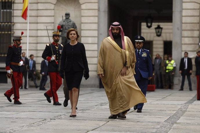 El principe heredero Bin Salman, junto a María Dolores de Cospedal