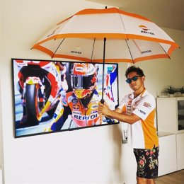 El piloto de trial Fujinami bromea ante una imagen del piloto de MotoGP Márquez