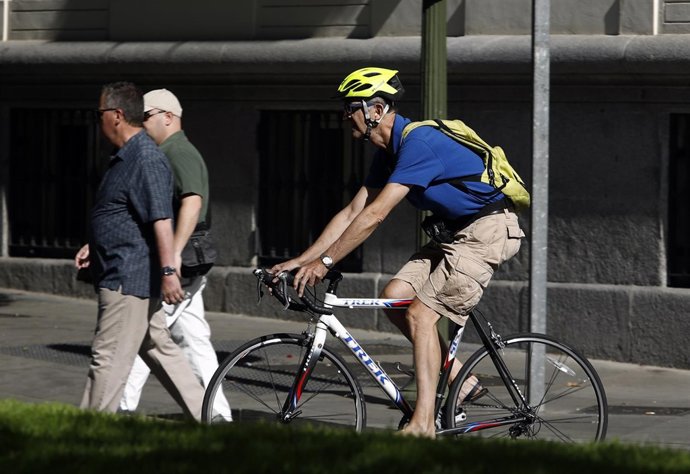 Ciclistas, bicicleta, transporte, peatones, tráfico