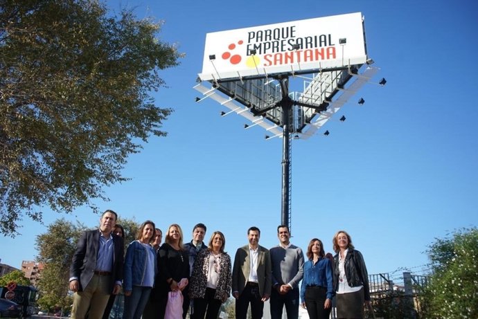 Moreno, junto a miembros del PP de Jaén, ante el complejo de Santana Motor.