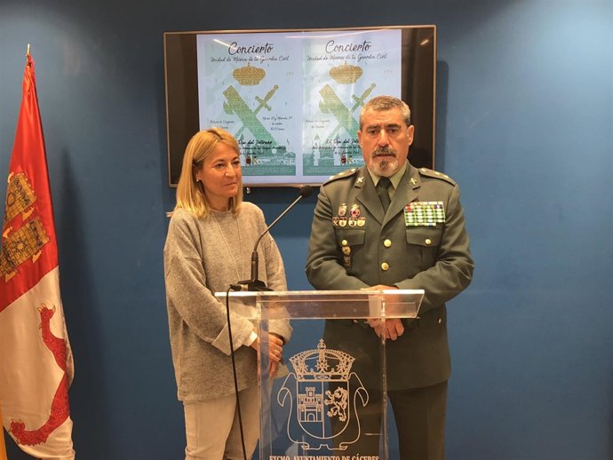Elena Nevado, alcaldesa de Cáceres, y Antonio Núñez, teniente coronel