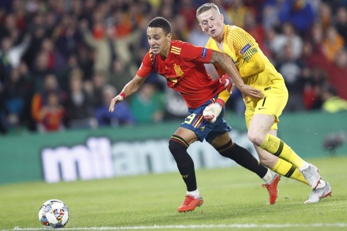 Rodrigo Moreno intentar marcar agarrado por Pickford en el España-Inglaterra