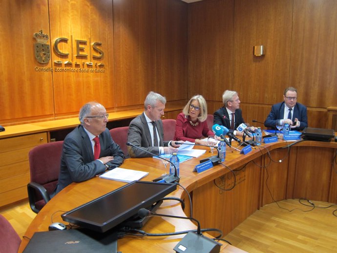 Fernando González Laxe, Alfonso Rueda y Corina Porro, en el CES        