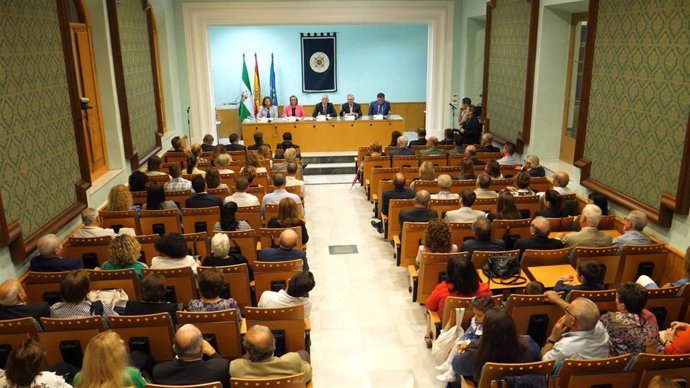 El salón de actos de la UNED se llenó de público para inaugurar el nuevo curso.