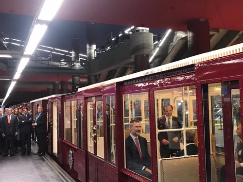 El Rey se sube al Metro, como hiciera su bisabuelo en la inauguración