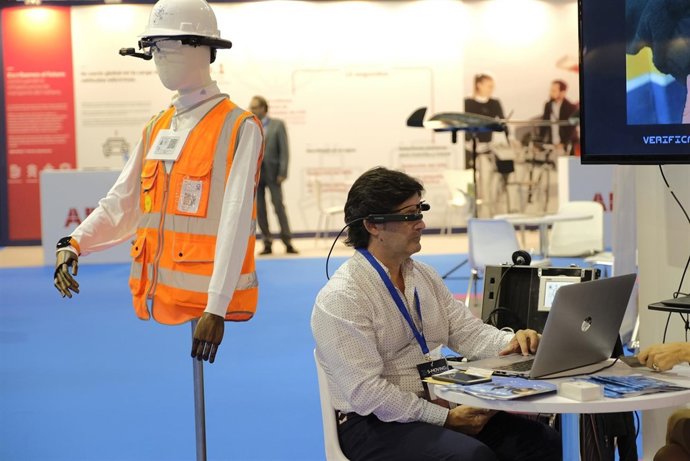 Exposición S Moving movilidad innovación transformación hombre tecnología gafas