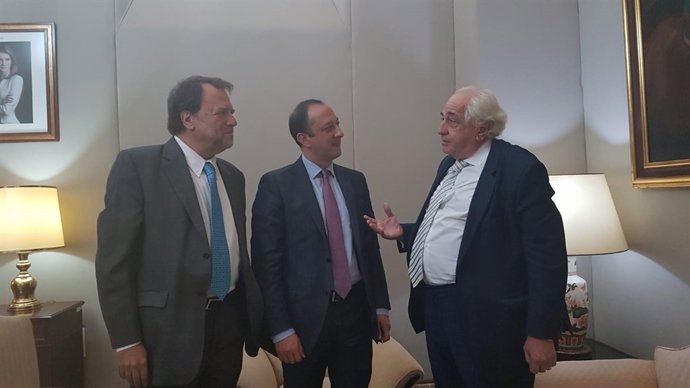 Reunión de Gómez de Celis y Sánchez Monteseirín con Enrique Ruiz Escat