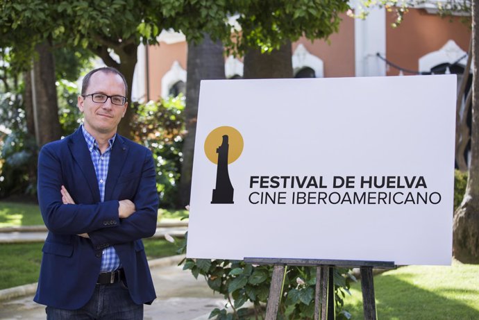 El director del Festival de Cine Iberoamericano de Huelva, con el nuevo logo.  