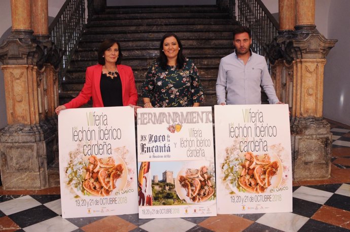 Carrillo (centro) presenta el cartel de la Feria del Lechón Ibérico de Cardeña