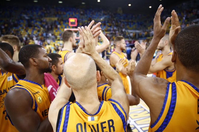 La plantilla del Herbalife Gran Canaria saluda a sus aficionados