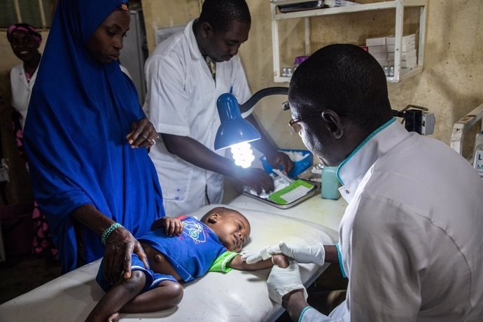 Un niño en un hospital de Níger