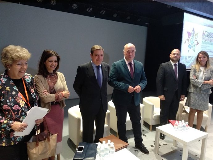 Planas (tercero por la izda.) durante la clausura del congreso de agrónomos