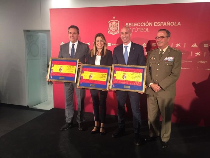 Entrega de la réplica de la bandera d España a la Junta, a Sevilla y a la RFAF