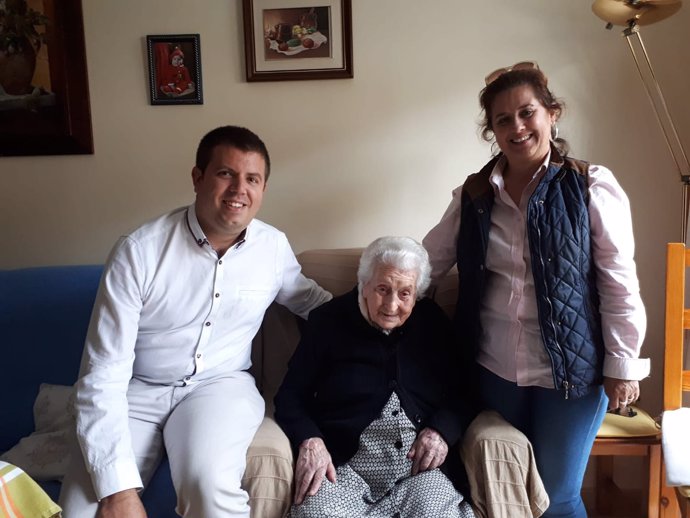 Monachil felicita a su vecina más longeva, que cumple 104 años