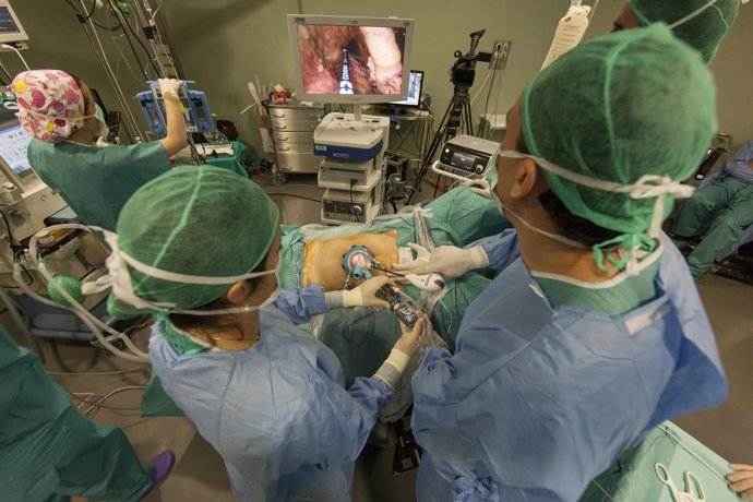Cirujanos del Virgen del Rocío hacen una cirugía por laparoscopia