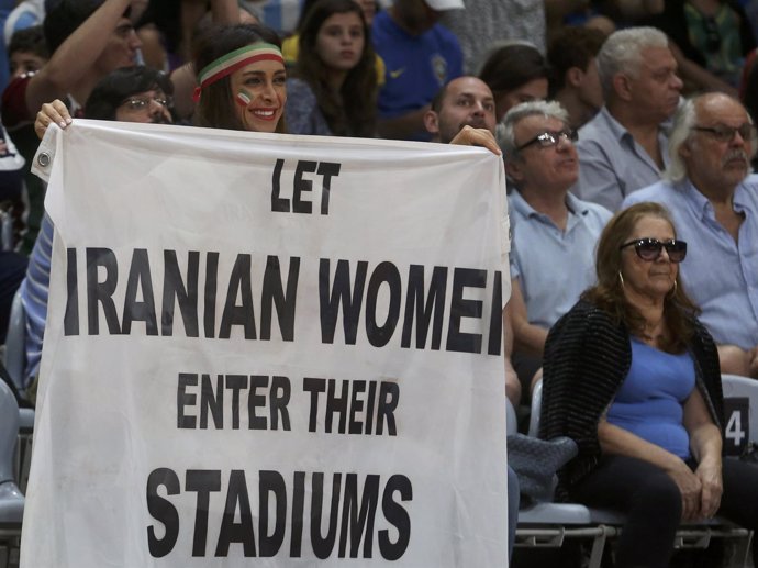 Una mujer pide que se autorice a las iraníes entrar como público a los estadios