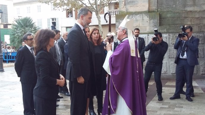 Los Reyes Felipe y Letizia con el obispo Sebastià Taltavull
