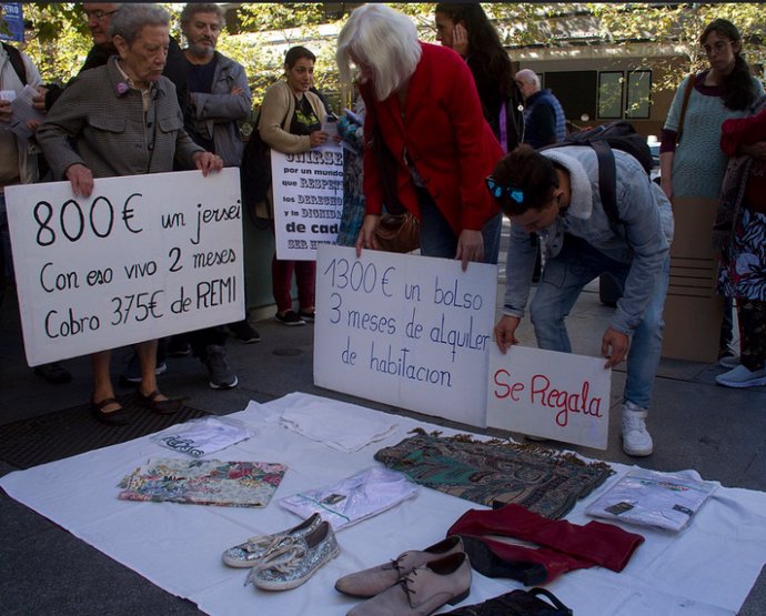Un momento de la protesta de personas pobres por la calle Serrano