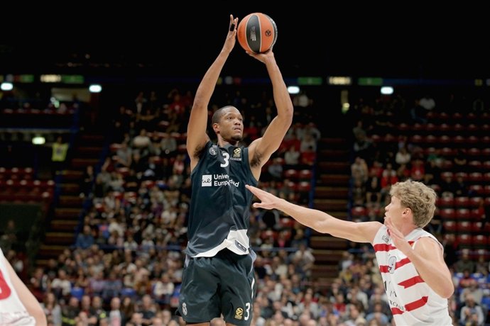 Randolph lanza a canasta ante Kuzminskas en el Olimpia-Real Madrid