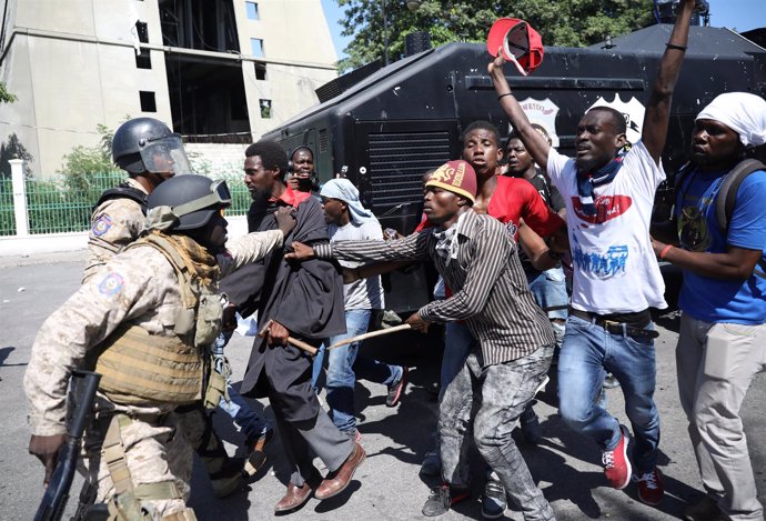 La Policía Nacional de Haití frena a manifestantes en protestas por Petrocaribe