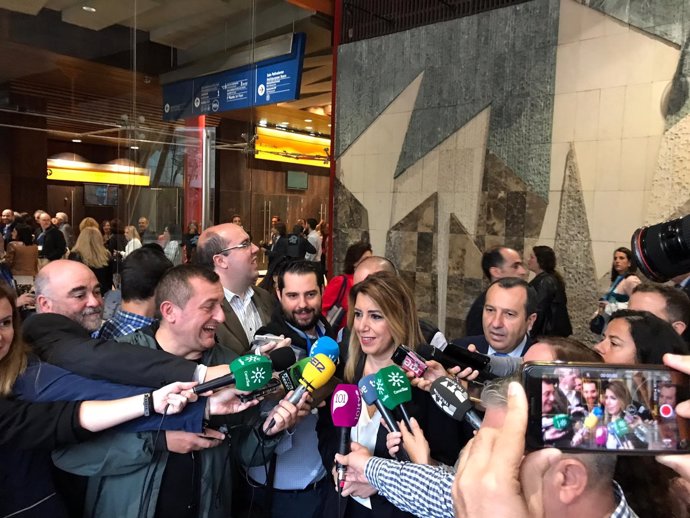 Susana Díaz presidenta de la Junta de Andalucía atiende a los medios periodistas