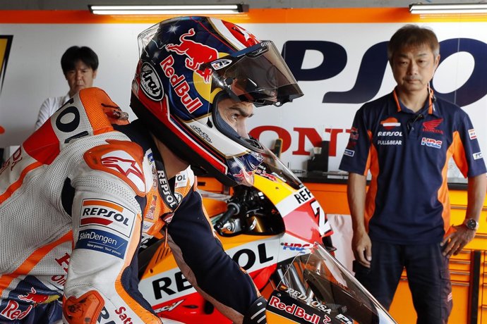 El piloto Dani Pedrosa en el box