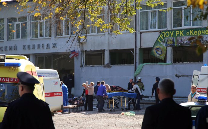 Un estudiante mata a 18 personas en un ataque contra su instituto en Crimea