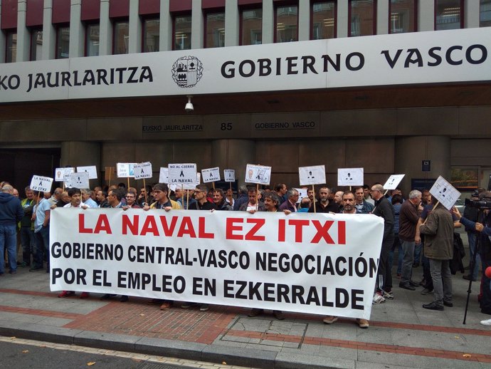 Concentración de La Naval ante el Gobierno Vasco en Bilbao