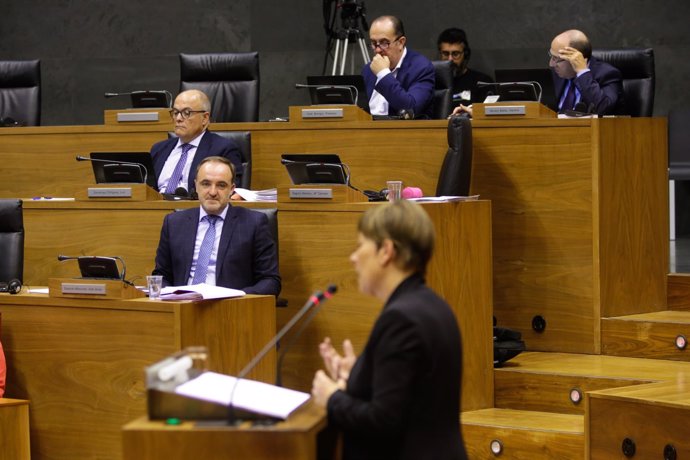 Uxue Barkos, presidenta de Navarra, y Javier Esparza, de UPN.