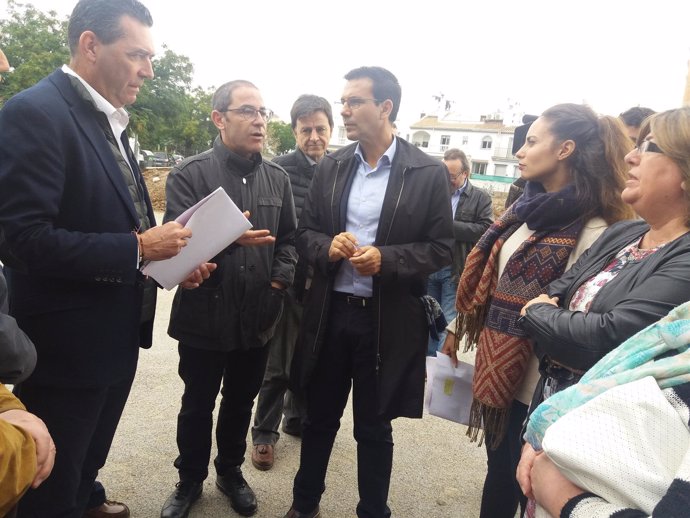 El alcalde de Granada, Francisco Cuenca, en una visita de barrio
