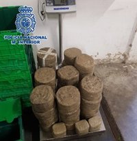 Intervenidos 80 kilos de hachís en un vehículo y detenidas cuatro personas por tráfico de drogas en Benalmádena
