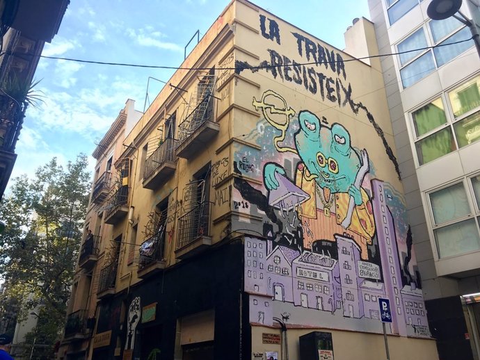 Edificio okupado Ca la Trava en el distrito de Gràcia de Barcelona