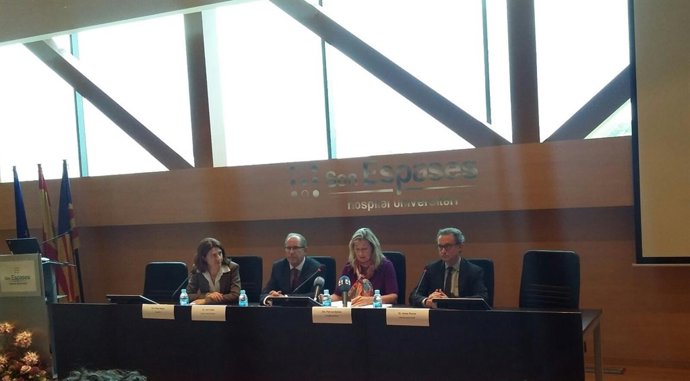 Consellera de Salud, Patricia Gómez, con los arquitectos del hospital