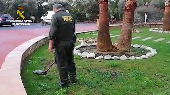 Agente de la Guardia Civil en operación contra marihuana en provincia de Girona