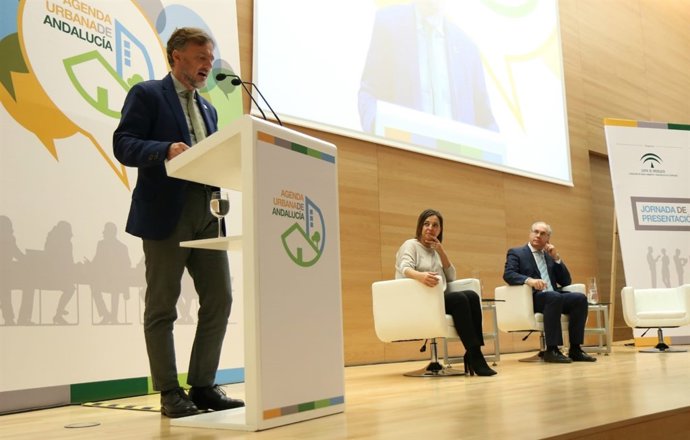 Fiscal, durante su intervención, observado por Ambrosio y Durán