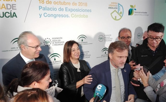 Fiscal atiende a los periodistas