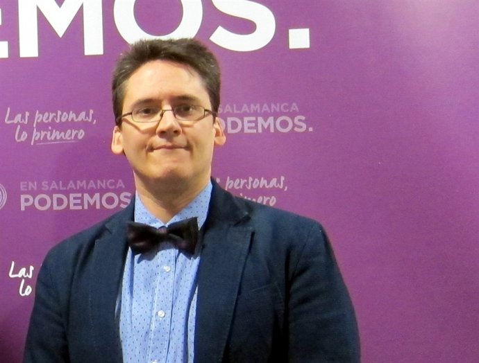 Ignacio Paredero en la sede de Podemos Salamanca.                               