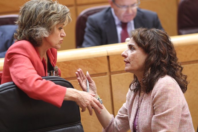 María Luisa Carcedo y María Jesús Montero hablan en el Senado