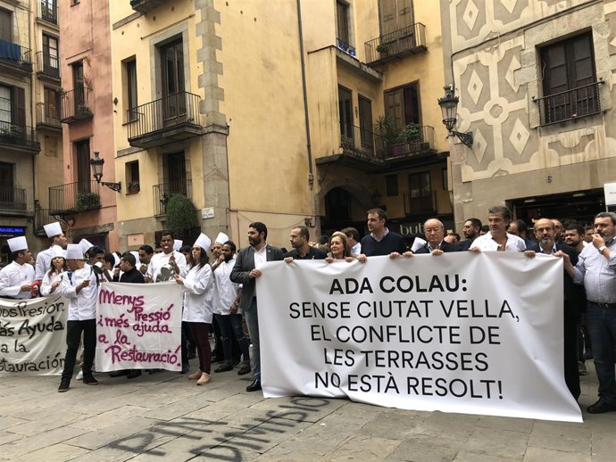 El Gremi de Restauració protesta junto a representantes políticos