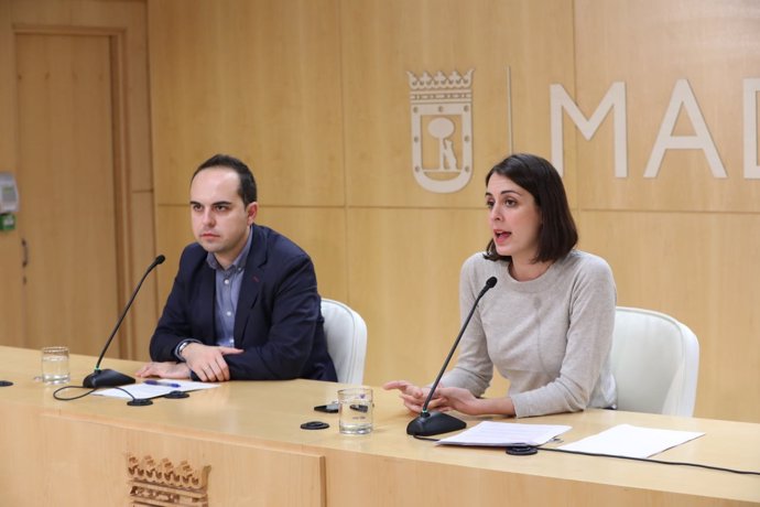 Los concejales de Ahora Madrid Rita Maestre y José Manuel Calvo