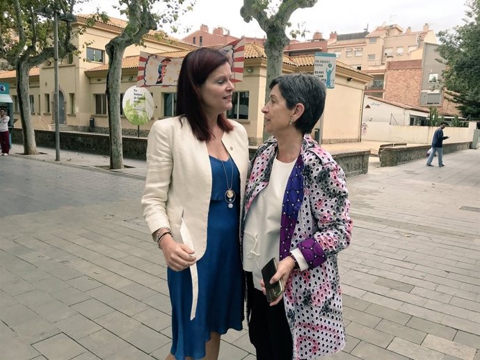 La alcaldesa de Castelldefels, Maria Miranda, y la delegada, Teresa Cunillera
