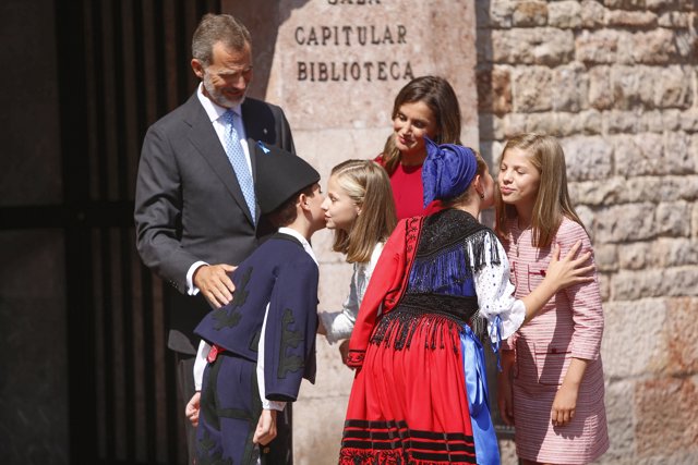 Visita de la Familia Real a la Casa Capitular de Covadonga en el marco de los ac