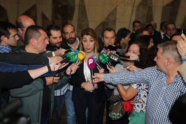 La presidenta de la Junta de Andalucía, Susana Díaz, atiende a los medios