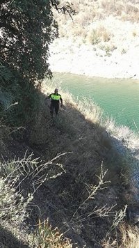 Rescatado un hombre y su perro al quedar atrapados en un barranco en la orilla del pantano del Agujero de Málaga