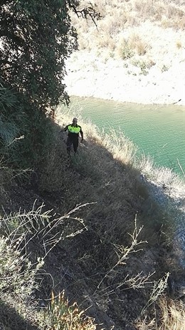 Policía local rescate senderista en pantano agujero 
