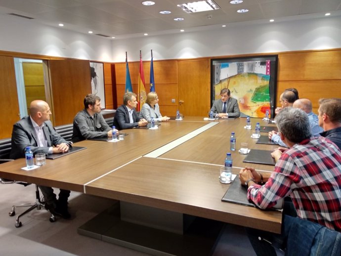 Reunión de Javier Fernández con representantes de trabajadores de Alcoa
